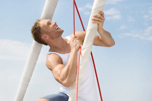 Blond knappe jonge man op zeilboot. — Stockfoto