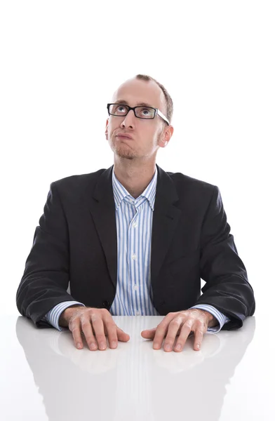 Business man med glasögon vid skrivbordet funderar på något - — Stockfoto