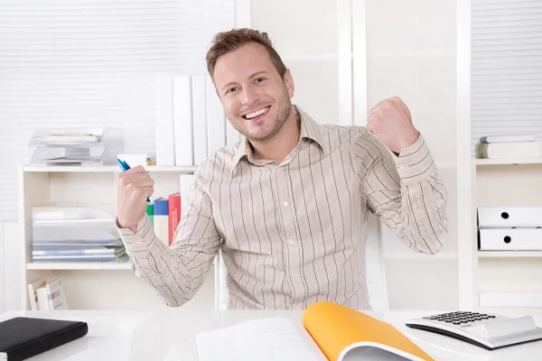 Manager di successo seduto in ufficio - positivo. — Stockfoto