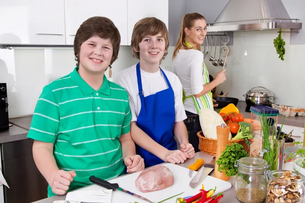 Modern matlagning med hennes söner i köket - familjeliv. — Stockfoto