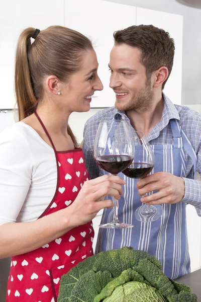 Verliebtes Paar kocht in der Küche - Rotwein trinken. — Stockfoto