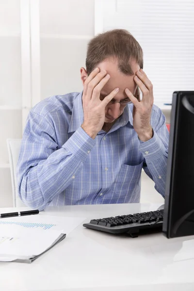 Uomo d'affari oberato di lavoro frustrato e stressato nel suo ufficio arguzia — Foto Stock
