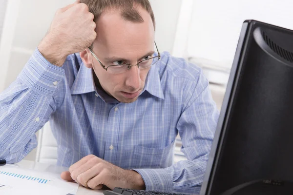 Uomo d'affari oberato di lavoro frustrato e stressato nel suo ufficio arguzia — Foto Stock