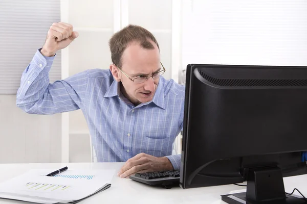 Zufriedener gewissenhafter Geschäftsmann in seinem Büro wie ein Anwalt — Stockfoto