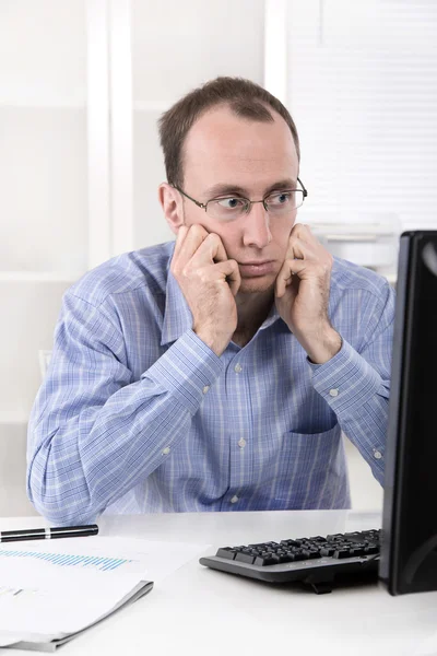 Uomo d'affari oberato di lavoro frustrato e stressato nel suo ufficio arguzia — Foto Stock