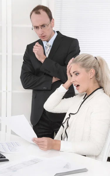 Problemas no trabalho - a equipe de negócios cometeu um erro . — Fotografia de Stock