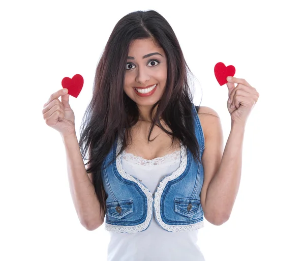 Mujer joven sosteniendo dos corazones . — Foto de Stock