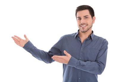 Beyaz arka plan üzerinde sunulması gülümseyen iş adamı izole.