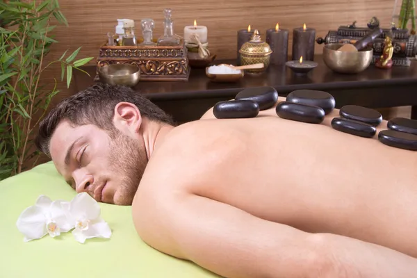 Traditionelle thailändische Massage - Mann bekommt Hotstone-Behandlung — Stockfoto