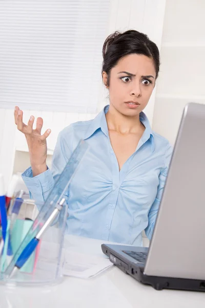Wstrząśnięty azjatycki biznes kobieta ma problemy z komputerem — Zdjęcie stockowe