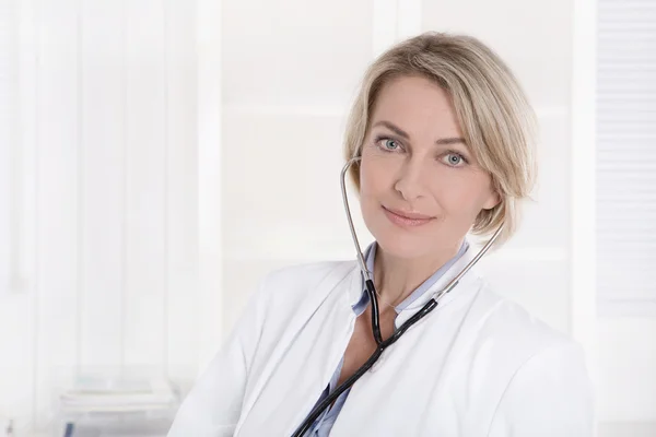 Médecin femme en blanc : Portrait sur fond blanc — Photo