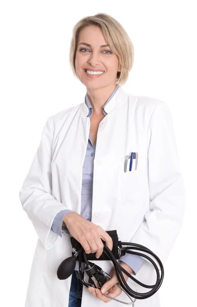 Απομονωμένη χαμογελώντας γυναίκα γιατρό σε άσπρο φόντο. — Φωτογραφία Αρχείου
