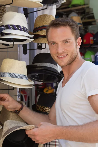 Retrato de hombre guapo quiere comprar un sombrero de verano . —  Fotos de Stock