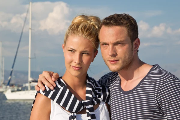 Retrato de pareja caucásica guapa en sus vacaciones en marinero —  Fotos de Stock