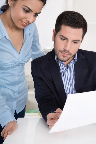 Lavoro di squadra tra due colleghi d'affari in ufficio . — Foto Stock