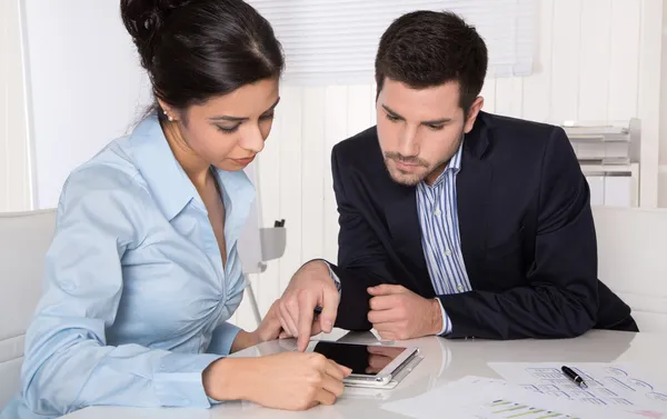 Beratung im Büro mit Kunde und Berater. — Stockfoto