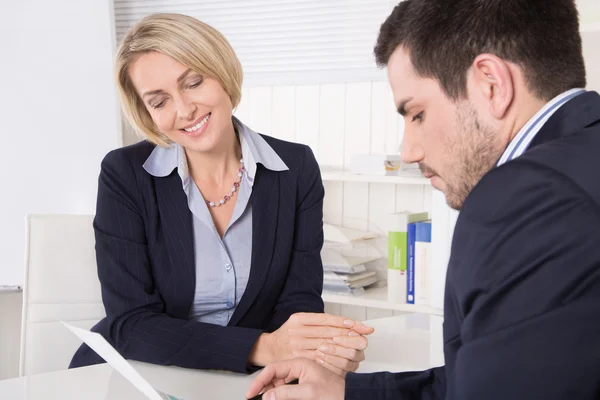 Consulta en la oficina entre consultor y cliente . — Foto de Stock