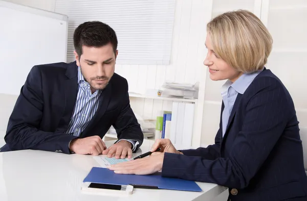 Intervju med manager och attraktiv ung på kontor. — Stockfoto