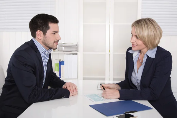 Intervju med manager och attraktiv ung på kontor. — Stockfoto