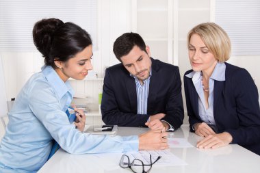 office iş toplantısında üç iş adamları ile.