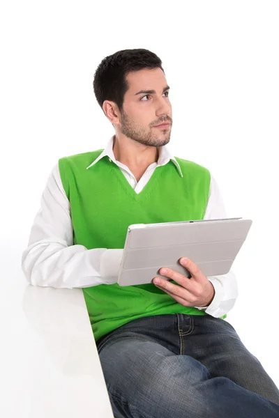 Isolierte junge nachdenkliche Manager mit Tablet-PC auf weißem Backgr — Stockfoto