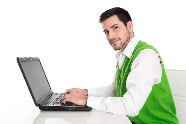 Elszigetelt vonzó üzletember dolgozik laptop fehér bac — Stock Fotó