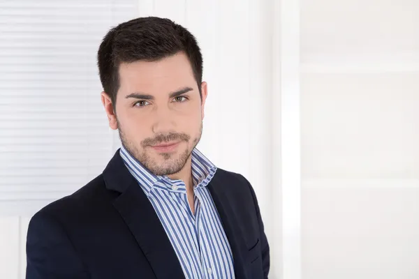 Cara de um belo homem de negócios de cabelos escuros no escritório — Fotografia de Stock