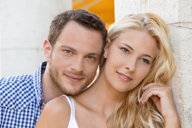 jonge aantrekkelijke paar amoureuze: portret van de zomervakantie. 