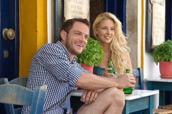 Happy young couple in summer holidays sitting in a outdoor resta — Stock Photo, Image