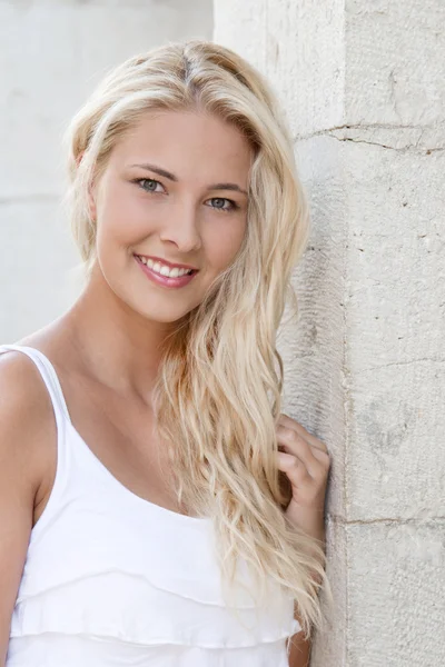 Gezicht van een mooie jonge blonde vrouw in de zomer. — Stockfoto