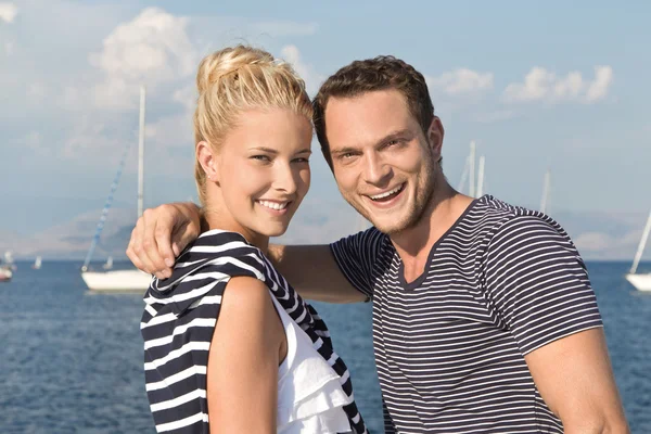 Jovem marinheiro feliz casal no mar - vagas em um barco à vela . — Fotografia de Stock