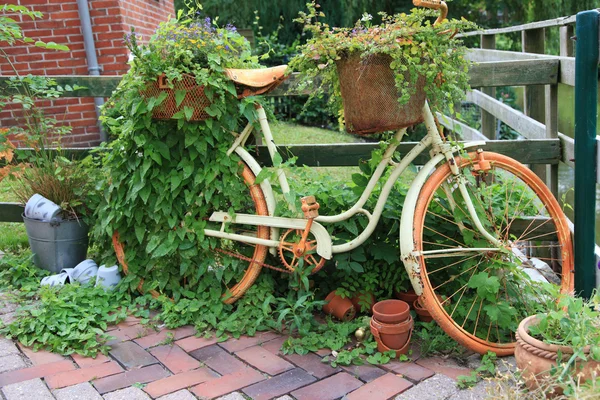 Décoration de jardin avec un vieux vélo . — Photo