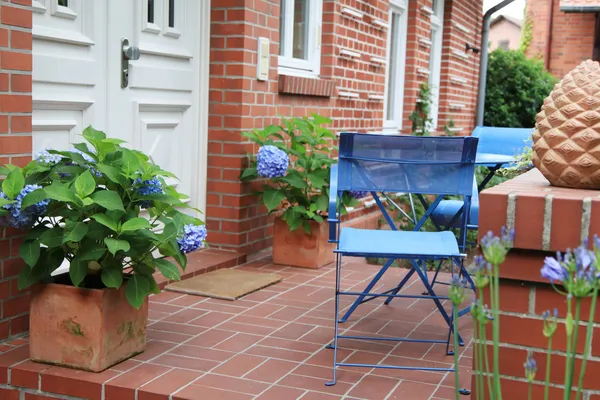 Baksteen steen huis - gerenoveerde oude boerderij in landelijke stijl. — Stockfoto