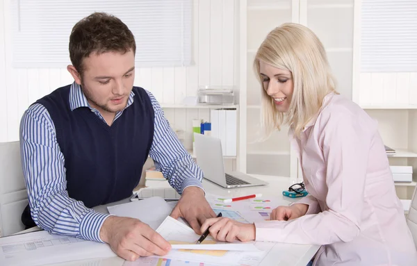 Teamwork between two work colleagues at desk at office. — Stock Photo, Image