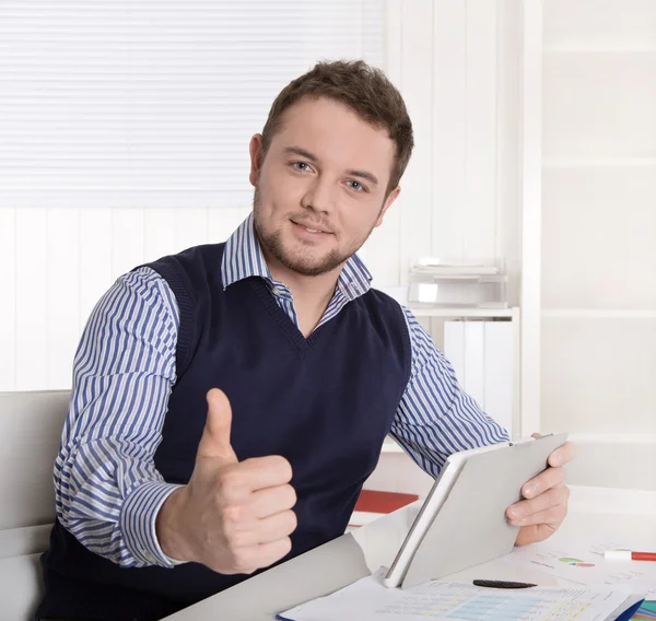 Junger attraktiver erfolgreicher Manager mit erhobenem Daumen im Büro. — Stockfoto