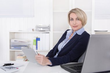 çekici mutlu büyük veya üst düzey iş kadını ofiste.