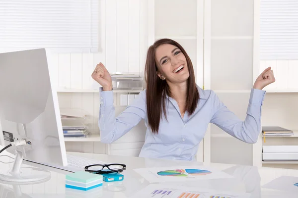 Feliz exitosa joven mujer de negocios con los brazos en el escritorio . —  Fotos de Stock