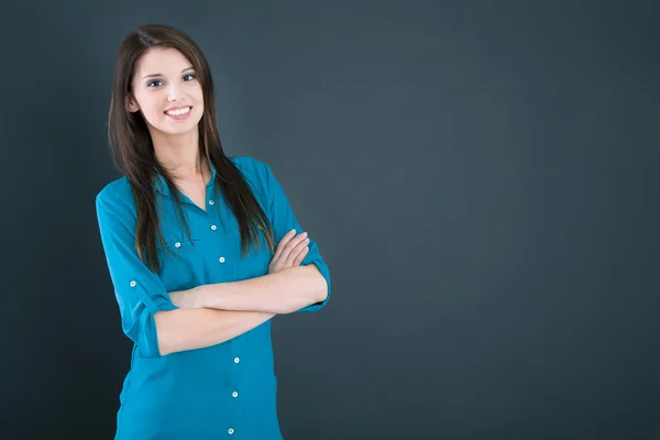 Mulher sorridente isolada em um fundo azul escuro . Fotografias De Stock Royalty-Free