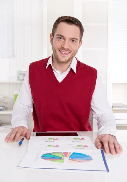 Tevreden accountant werken met grafieken zit aan Bureau. — Stockfoto