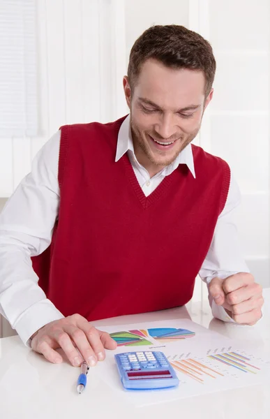 Úspěšné miling atraktivní obchodní muž s kapesní kalkulačka. — Stock fotografie