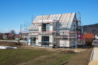 taş ve ahşap prefabrik ev yeni bir inşaat.