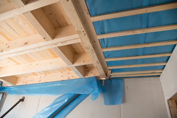 Warmte isolatie in een nieuwe geprefabriceerde huis met minerale wol een — Stockfoto