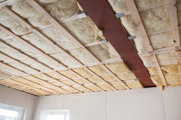 Warmte isolatie in een nieuwe geprefabriceerde huis met minerale wol een — Stockfoto