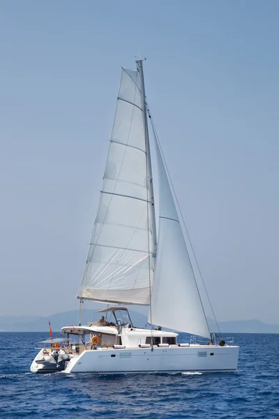 Luksusowy jacht katamaran biały w Oceanie z błękitnego nieba. — Zdjęcie stockowe
