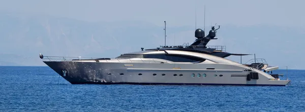 Duży luksusowy prywatny Jacht na morzu. — Zdjęcie stockowe