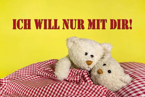 Konzept für Zweisamkeit - zwei beige Teddybären kuscheln im Bett. — Stockfoto