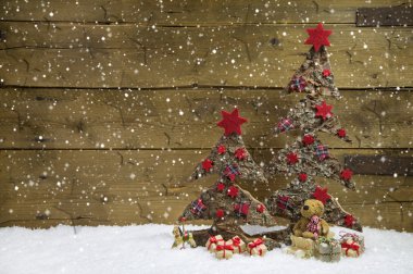 İki Noel ağaçları ile kırmızı christmas dekorasyon.