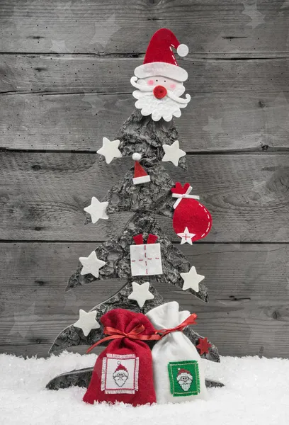 Árbol de Navidad sobre fondo de madera - tarjeta de felicitación . — Foto de Stock