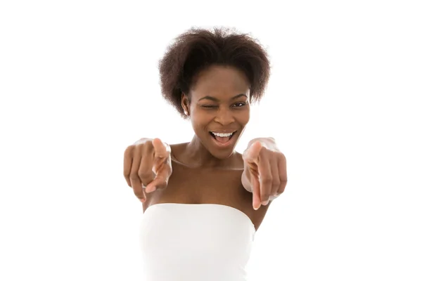 Aislado joven feliz africana americana mujer señalando . — Foto de Stock