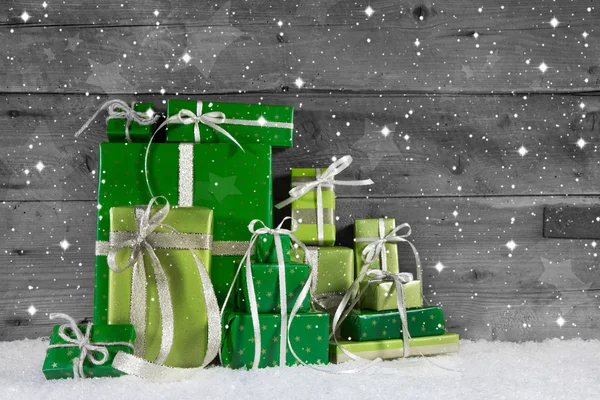 Auf Holzgrund verschiedene grüne Weihnachtsgeschenke. — Stockfoto